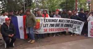 Diario HOY | Acampan para exigir G 80 millones cada uno por golpe del 2 y 3 de febrero