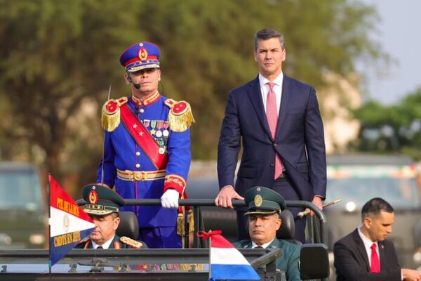 Peña destaca rol de las FF.AA. en defensa de la soberanía y garantiza inversión de USD 500 millones - El Trueno