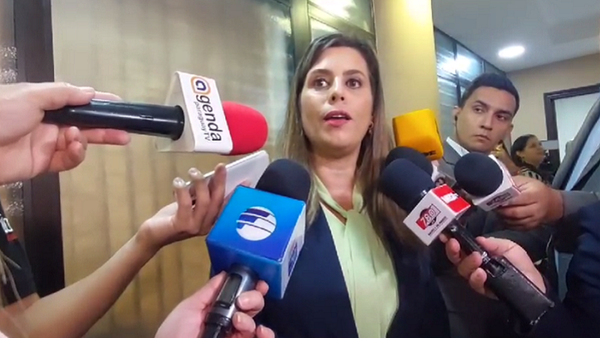 Kattya urge a la Corte acuerdo y sentencia sobre su expulsión del Senado