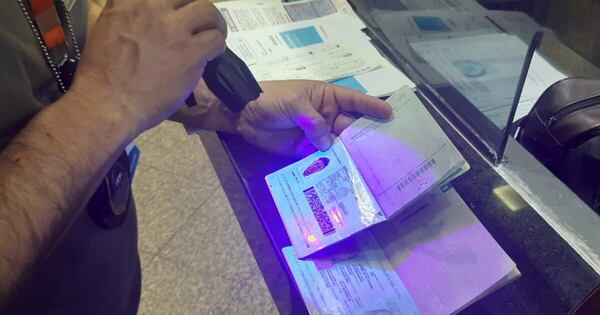 Diario HOY | Interceptan a dos dominicanos con pasaportes falsos en control migratorio