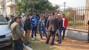 Trabajadores de Empresa Calera de Itacuá Exigen Pago de Salarios Atrasados
