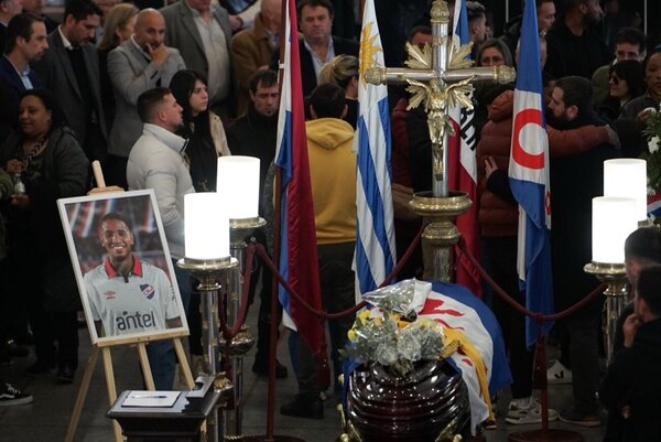 Versus / Uruguay despide a Juan Izquierdo en concurrido funeral