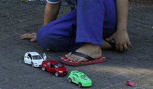 Rescatan a niños de 2 y 11 años que vivían con padres adictos