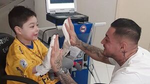 Lindo gesto de Jean con niño que está conectado a corazón artificial