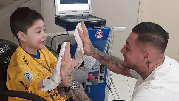 Lindo gesto de Jean con niño que está conectado a corazón artificial