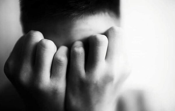Reconocer señales de alerta del suicidio es crucial para intervenir a tiempo