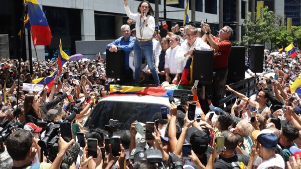 La oposición marcha y afirma que no cederá ante el chavismo