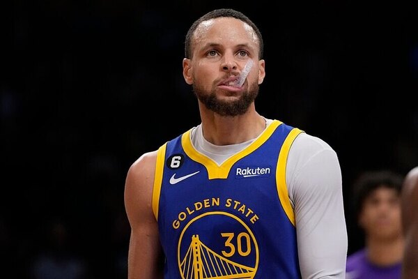 Versus / Stephen Curry extiende su contrato con los Warriors