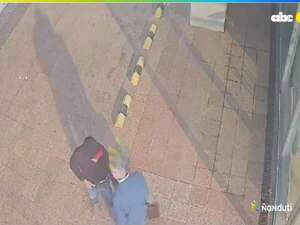Video: lo apuntaron con un arma y le pidieron una sola cosa: el reloj Rolex - Policiales - ABC Color