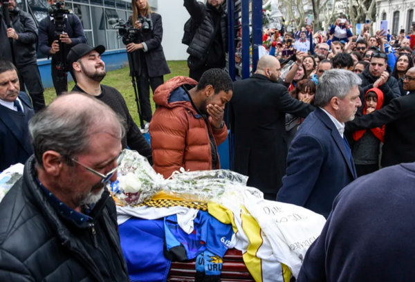 (VIDEO). “Ni la muerte nos va a separar”: así fue la desconsolada despedida a Juan Izquierdo en Nacional