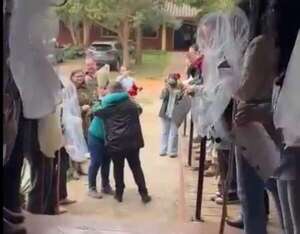 Video: así fue la emotiva despedida de alumnos a una docente de la UNA - Nacionales - ABC Color