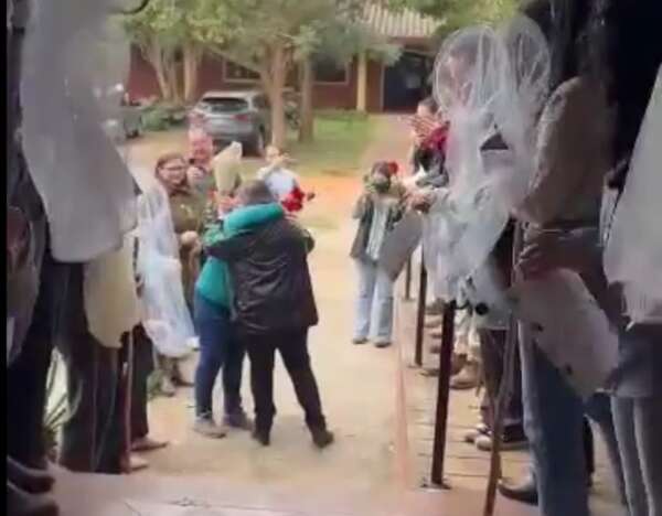 Video: así fue la emotiva despedida de alumnos a una docente de la UNA - Nacionales - ABC Color