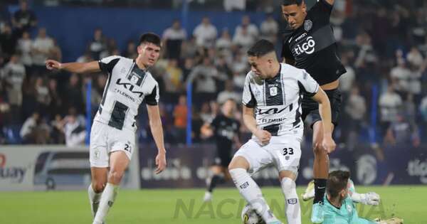 La Nación / En punta por un gol en contra