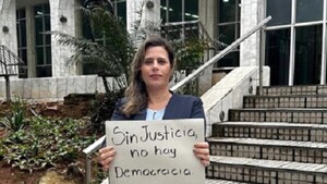 Kattya denuncia “falta de coraje” de la Corte para resolver su expulsión