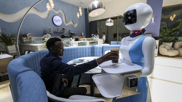 Robot Café, el primer restaurante de África del Este en el que la camarera es un androide