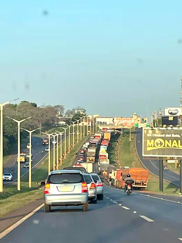 Ciudadanía exige solución a la doble fila de camiones sobre la Ruta PY02 - La Clave