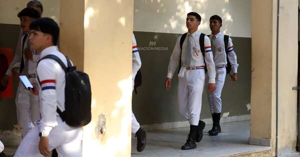 Diario HOY | Alumnos del CNC exigen salida del director y cierran acceso al colegio