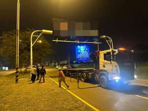 MOPC retirará 34 carteles publicitarios de rutas por infringir la ley - Economía - ABC Color