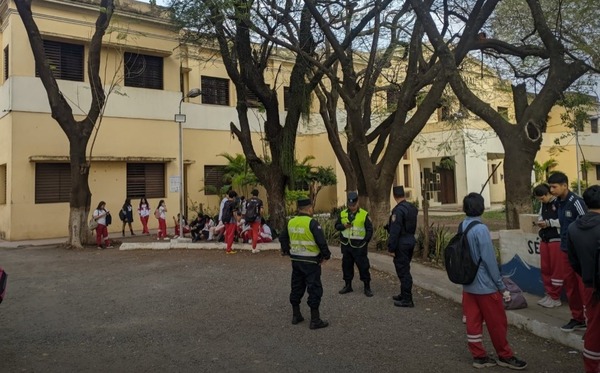 Estudiantes vuelven a tomar el Colegio Nacional de la Capital - ADN Digital