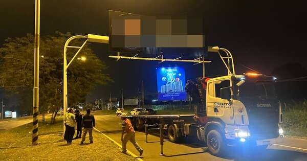 Diario HOY | Retiran carteles irregulares para reducir contaminación visual y mejorar la seguridad vial