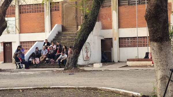Toma en CNC: alumnos y MEC se reúnen, pero no llegan a acuerdo - Nacionales - ABC Color