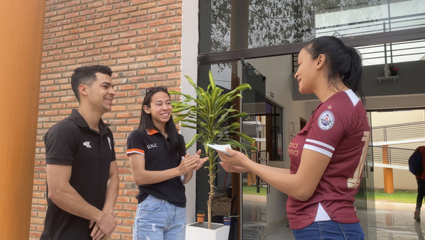 Estudiantes de la UNC entregan motocicleta 0 km a compañera víctima de robo
