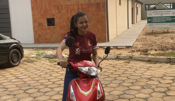 Entregan motocicleta nueva a joven universitaria víctima de la inseguridad