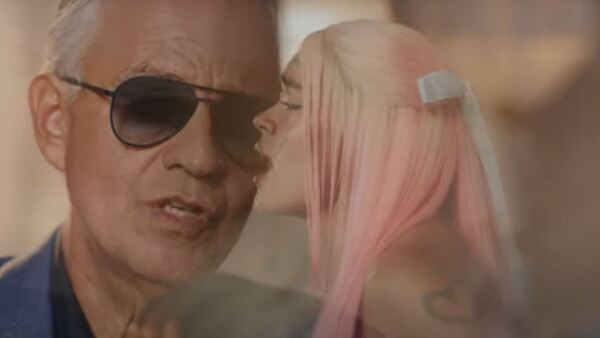 Video: Andrea Bocelli y Karol G se unen en una nueva versión del clásico Vivo por ella