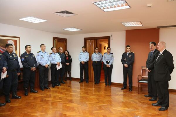 Autoridades judiciales homenajearon a policías en las sedes del Poder Judicial