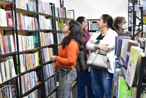 Stands repletos de libros esperan visitantes en el primer Parque Temático de Lectura - La Clave