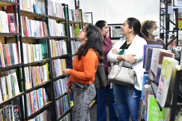 Stands repletos de libros esperan visitantes en el primer Parque Temático de Lectura - La Clave