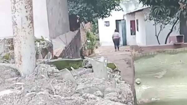 Doña se escondió en el baño para no pagarle a su mbói