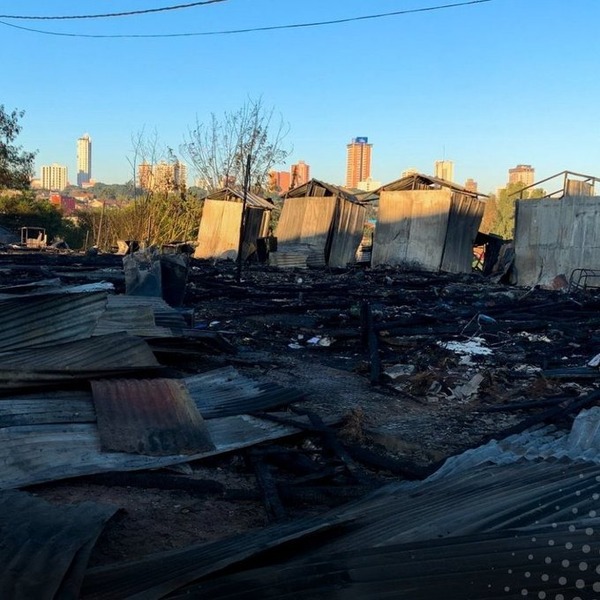 Afectados por incendio en la Chacarita piden firma de acuerdo con ministros e intendente de Asunción - ADN Digital