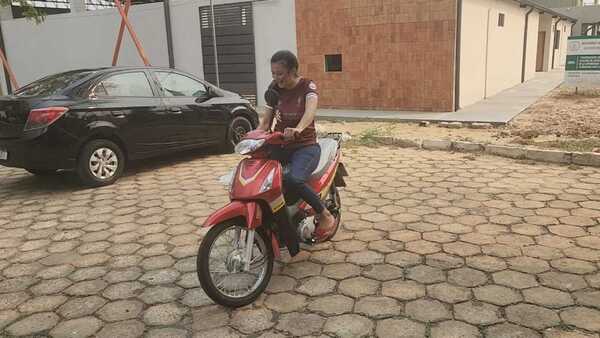 Le regalaron una moto a su compañera de facultad que fue víctima robo
