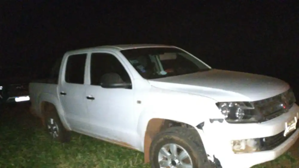 Desconocidos roban camioneta en Arroyito y huyen tras tiroteo