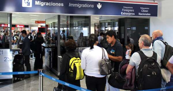 La Nación / Paro de aeronáuticos en Argentina afectó a vuelos en Paraguay