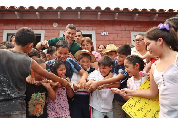 Gobierno entregó 220 viviendas para familias de Central - .::Agencia IP::.