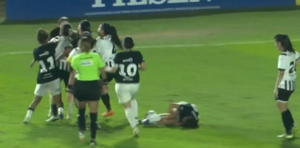 (VIDEO). Peloteras se toman en el duelo entre Libertad y Olimpia