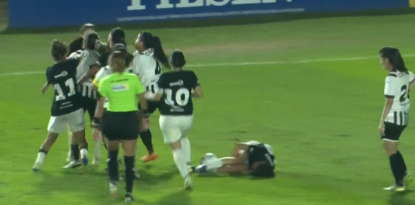 (VIDEO). Peloteras se toman en el duelo entre Libertad y Olimpia