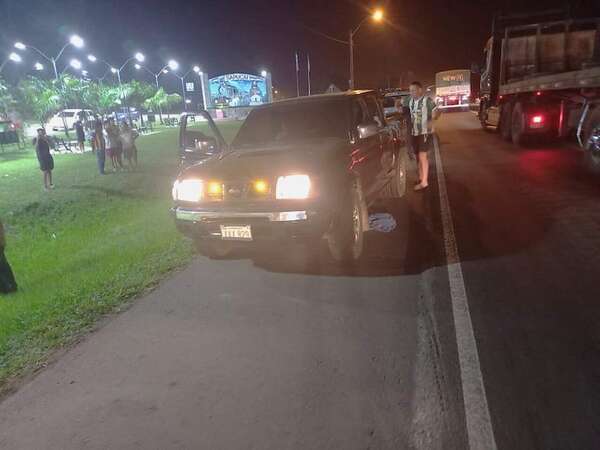 Sapucai: joven fallece al embestir contra una camioneta de un efectivo policial - Policiales - ABC Color