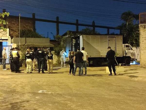 Asaltantes robaron un camión de encomiendas y lo abandonaron sin llevarse nada - Policiales - ABC Color