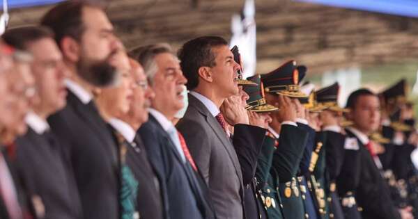 La Nación / Peña honra a policías y promete mejores herramientas