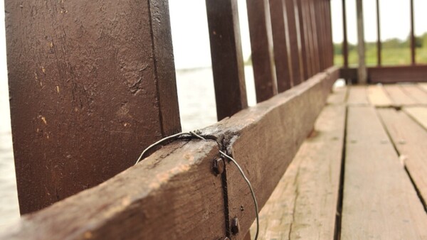 Mirador de playa de Areguá tiene pisos rotos y barandas sujetas con alambres