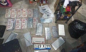 Aprehendieron a dos hombres que falsificaban chapas de vehículos – Diario TNPRESS