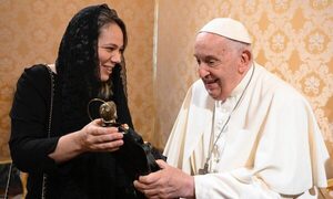 Papa Francisco se reunió con Embajadora Paraguaya y envió bendiciones
