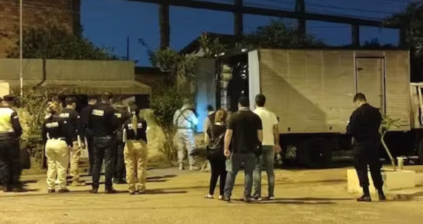 Robo frustrado: Asaltan camión de encomiendas y lo abandonan