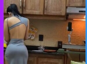 (VIDEO)Cuerona presumió glamour pero desde la cocina