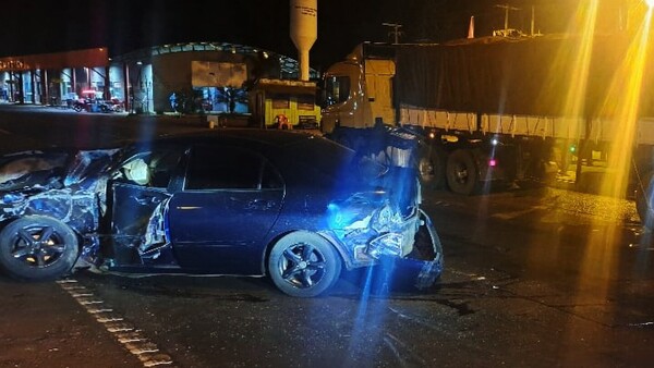 Choque de auto contra camión deja dos heridos en Minga Guazú