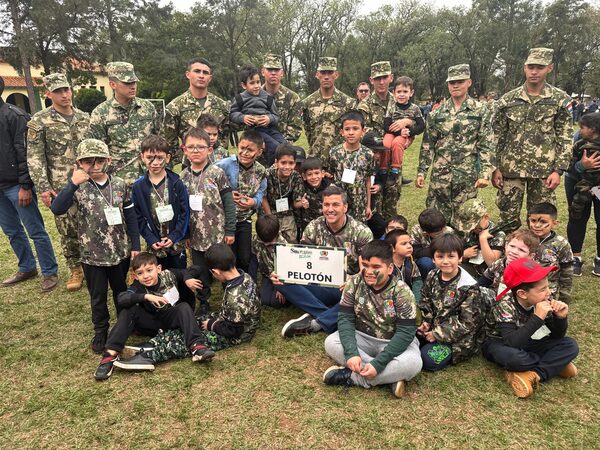 Presidente Peña compartió con los niños la actividad "Soldados por un Día" - .::Agencia IP::.