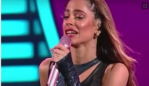 Chris Martin y Tini Stoessel dan show en pleno centro de Dublín